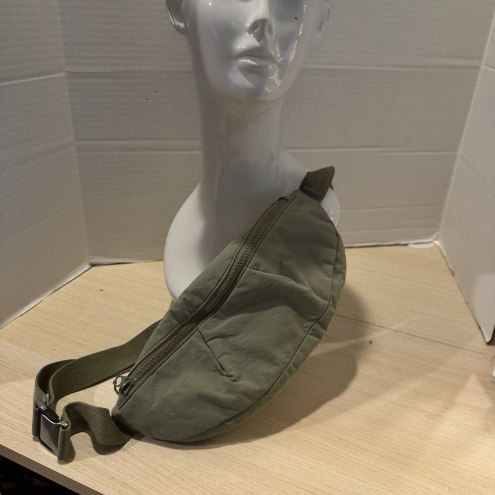 Athleta Kinetic Waist Bag Fanny Pack Belt Bag Shadow Olive Green Adjustable